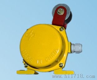 LLX-II料流檢測器，LLJ-A、LLJ-B型料流檢測器采用微動開關(guān)，輸出狀態(tài)設(shè)有常閉節(jié)點二個，常開節(jié)點二個。用戶可根據(jù)需要進行安裝，適用于不同的角度檢測。當(dāng)膠帶運輸機空載運動時，觸板于靜止?fàn)顟B(tài)，并垂直于膠帶面。當(dāng)膠帶機有載時(包括逆向)，該機的觸板被物料推動而偏轉(zhuǎn)。當(dāng)轉(zhuǎn)角度大干20’時，檢測器行程開關(guān)轉(zhuǎn)換。用戶可將其接至控制室內(nèi)，以便檢測輸送機現(xiàn)場的輸送狀態(tài)，也可將其與自動灑水裝置配套使用，實現(xiàn)有料時自動灑水功能。配置地址編碼終端器，可實現(xiàn)料流數(shù)據(jù)信號遠距離控制管理。LLJ-A料流開關(guān)適用于煤礦、碼頭，電力、冶金建材，化工等行業(yè)輸送散料用帶式輸送機。，LLX-I,料流開關(guān)