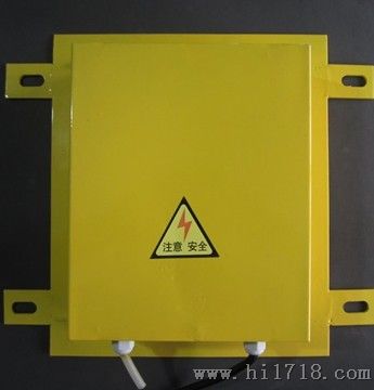 溜槽堵塞開關(guān)XLDS-Y，溜槽堵塞保護(hù)裝置工作原理，溜槽堵塞保護(hù)裝置采用門式結(jié)構(gòu)，彈簧復(fù)位，安裝在溜槽側(cè)壁上。當(dāng)物料在溜槽中造成堵塞時(shí)堆積的物料必定給溜槽側(cè)壁一個(gè)壓力，從而將本裝置的活動(dòng)門向內(nèi)推移。當(dāng)活動(dòng)門偏轉(zhuǎn)角度大于受控角度時(shí)，其控制開關(guān)動(dòng)作，從而發(fā)出報(bào)警或停機(jī)信號(hào)。如將其接至振動(dòng)器控制線路上，可實(shí)現(xiàn)輕度堵塞時(shí)不停機(jī)自動(dòng)振打功能。堵塞故障排除后，活動(dòng)門自動(dòng)復(fù)位。，溜槽堵塞保護(hù)裝置